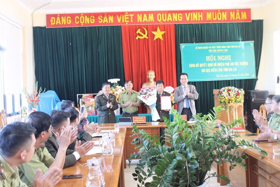 Giám đốc Sở Nông nghiệp và PTNT trao quyết định bổ nhiệm Phó Chi cục trưởng Chi cục Kiểm lâm Gia Lai. Ảnh: Nguyễn Diệp Giám đốc Sở Nông nghiệp và PTNT trao quyết định bổ nhiệm Phó Chi cục trưởng Chi cục Kiểm lâm Gia Lai. Ảnh: Nguyễn Diệp