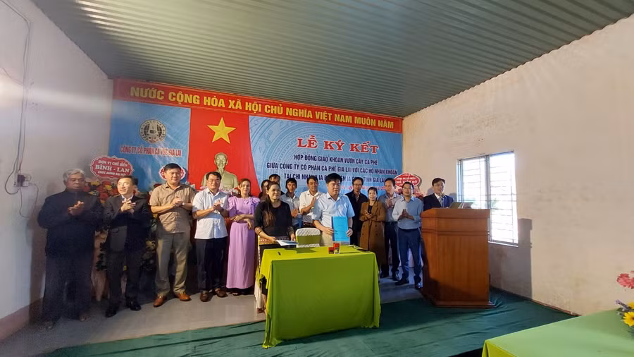 Lãnh đạo Công ty cổ phần Cà phê Gia Lai và hộ nhận khóa ký kết hợp đồng giao khoán vườn cà phê .Ảnh: Nguyễn Diệp