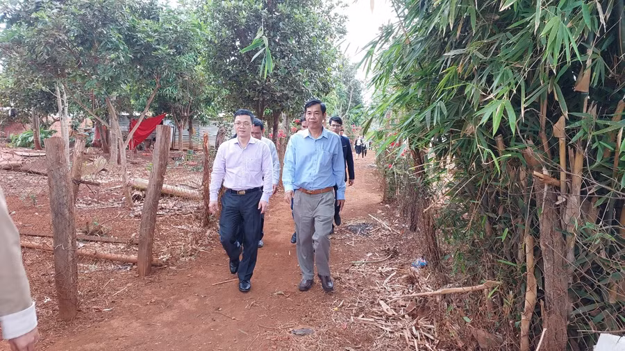 Cục trưởng Cục Thú y kiểm tra phòng-chống bệnh dại tại xã Ia Hlốp (huyện Chư Sê). Ảnh: Nguyễn Diệp Cục trưởng Cục Thú y kiểm tra phòng-chống bệnh dại tại xã Ia Hlốp (huyện Chư Sê). Ảnh: Nguyễn Diệp