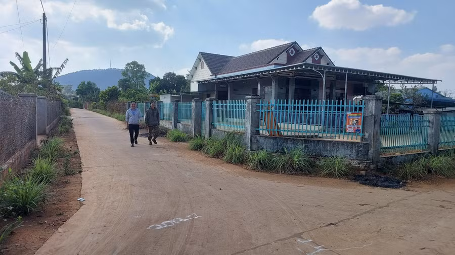 Hệ thống đường giao thông nông thôn làng O Yố đã bê tông hóa. Ảnh: Nguyễn Diệp
