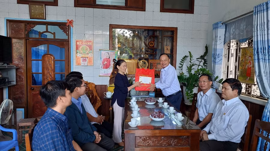 Phó Chủ tịch UBND tỉnh thăm, tặng quà gia đình bà Phạm Thị Thú ( tổ 4, phường An Bình). Ảnh: Nguyễn Diệp