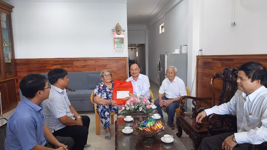 Đoàn đến thăm, tặng quà gia đình thương binh Nguyễn Thị Hồng ( tổ 6, phường An Phú). Ảnh: Nguyễn Diệp