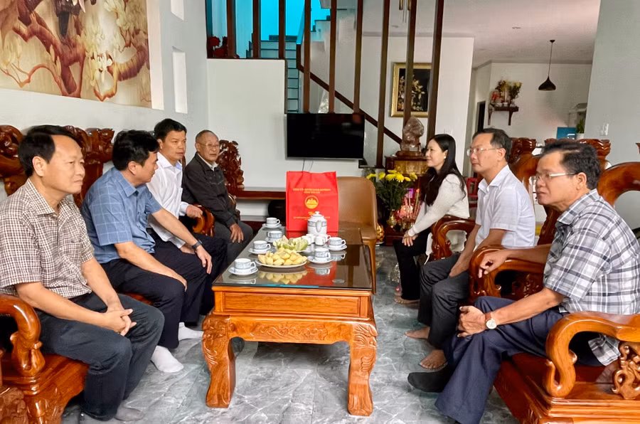 Đoàn đến thăm gia đình ông ông Huỳnh Duy Thanh (tổ 3, phường Hội Thương, TP. Pleiku). Ảnh: V.T