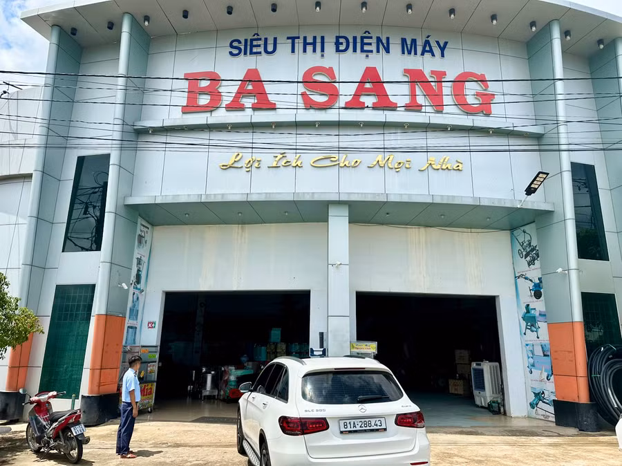 Biển hiệu có tên “SIÊU THỊ ĐIỆN MÁY BA SANG” nhưng lại không đảm bảo các tiêu chuẩn theo quy định kinh doanh siêu thị. Ảnh: Cục Quản lý Thị trường tỉnh Gia Lai.