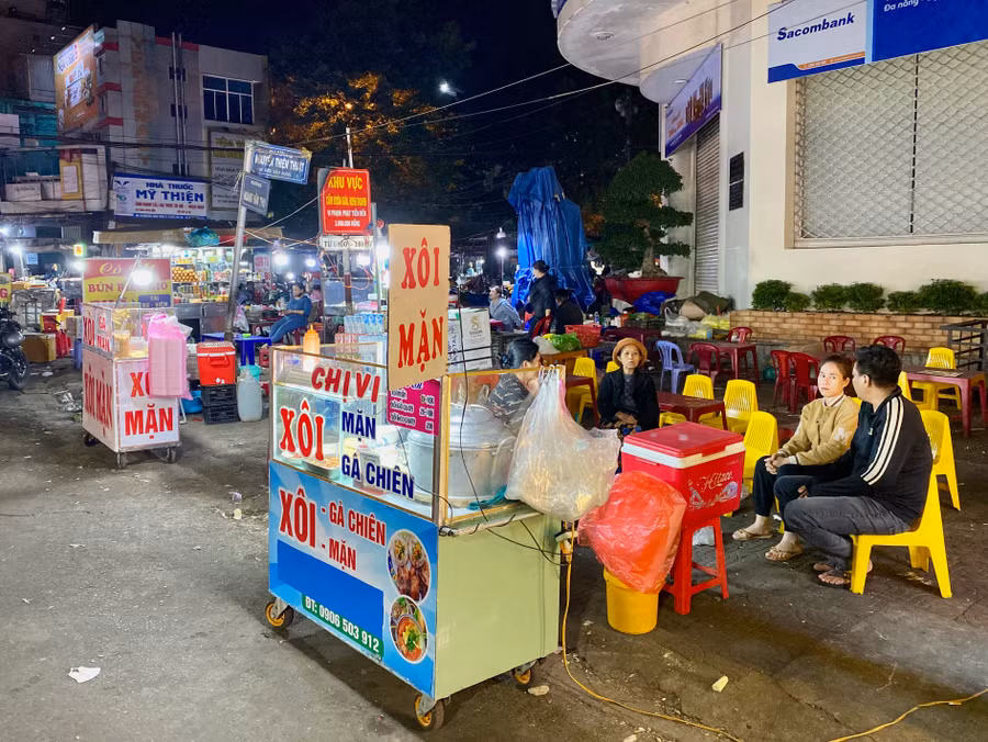 Quầy hàng của gia đình chị Nguyễn Thị Ti Vi trên đường Hoàng Văn Thụ (TP. Pleiku). Ảnh: Hà Duy