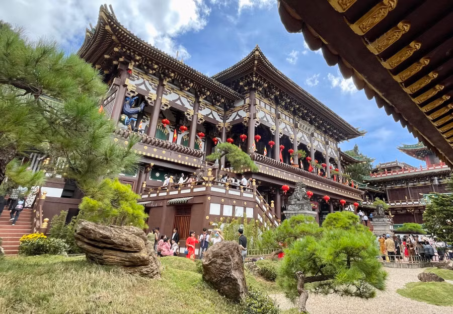 Người dân đi chùa Minh Thành (TP. Pleiku) rất đông để cầu mong một năm mới bình an, nhiều sức khoẻ. Ảnh: Vũ Thảo