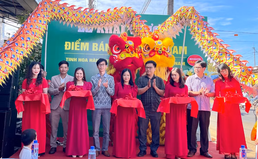 Các đại biểu cắt băng khai trương điểm bán hàng Việt Nam tại Chư Prông. Ảnh: V.T