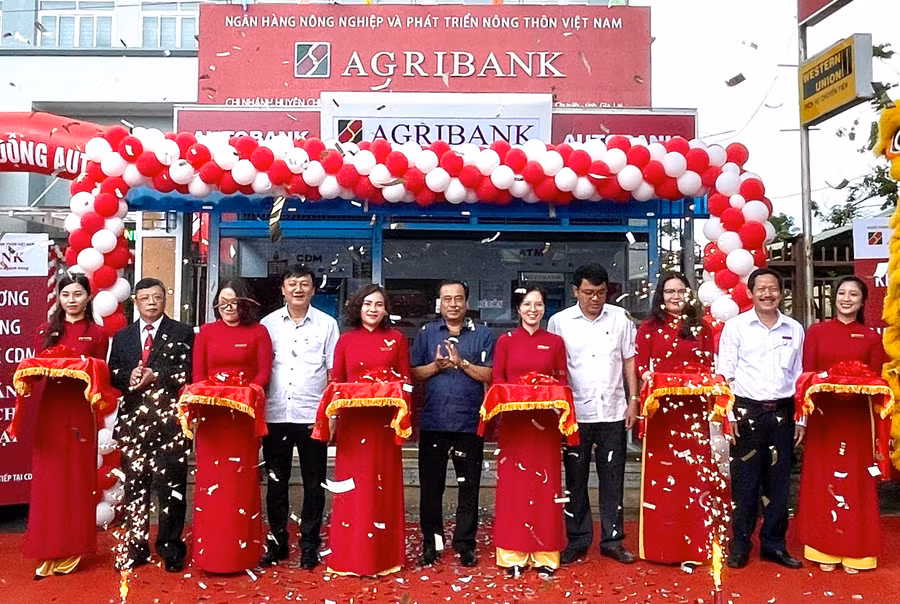 Các đại biểu cắt băng khai trương máy Autobank CDM. Ảnh: V.T