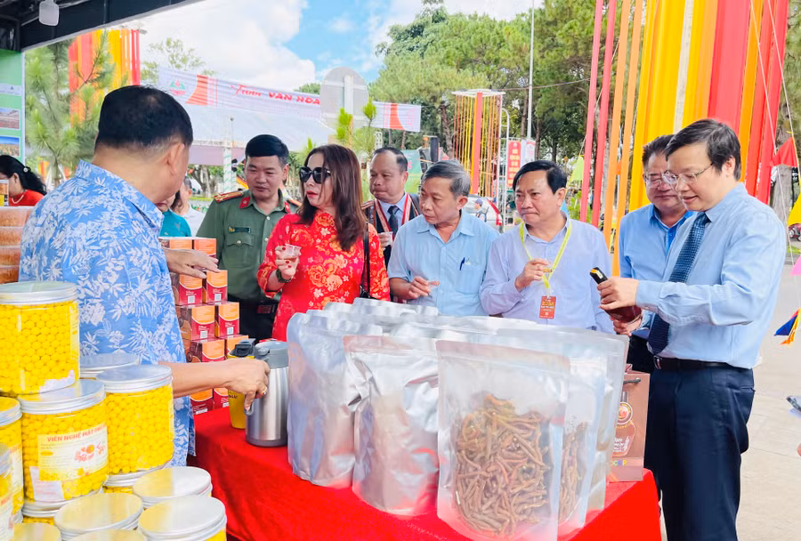 Chủ tịch UBND tỉnh Trương Hải Long (đứng đầu tiên từ phải qua) cùng lãnh đạo các sở, ngành tham quan gian hàng tại Hội chợ. Ảnh: V.T Chủ tịch UBND tỉnh Trương Hải Long (đứng đầu tiên từ phải qua) cùng lãnh đạo các sở, ngành tham quan gian hàng tại Hội chợ. Ảnh: V.T