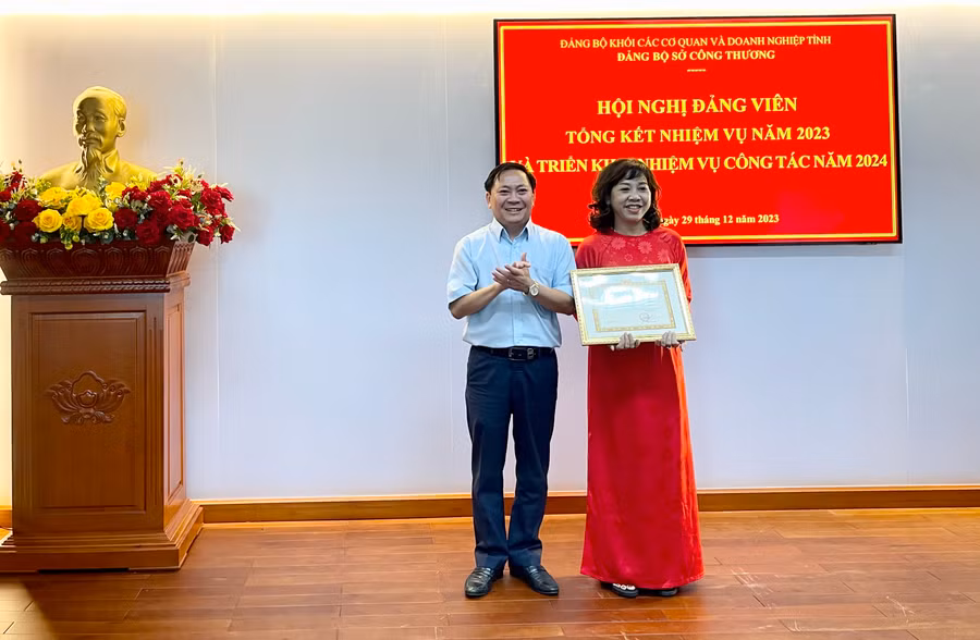 Đảng uỷ Sở Công thương trao giấy khen cho 1 tập thể hoàn thành xuất sắc nhiệm vụ năm 2023. Ảnh: V.T