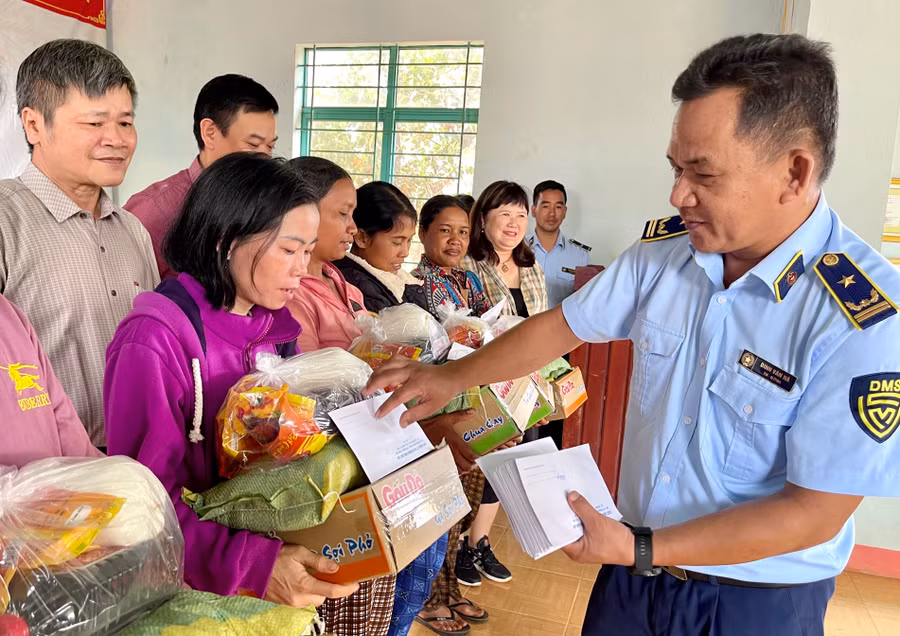 Lãnh đạo Cục Quản lý thị trường Gia Lai đã trao tặng 80 suất quà cho các hộ nghèo, hộ cận nghèo của làng Chuk. Ảnh: V.T Lãnh đạo Cục Quản lý thị trường Gia Lai đã trao tặng 80 suất quà cho các hộ nghèo, hộ cận nghèo của làng Chuk. Ảnh: V.T