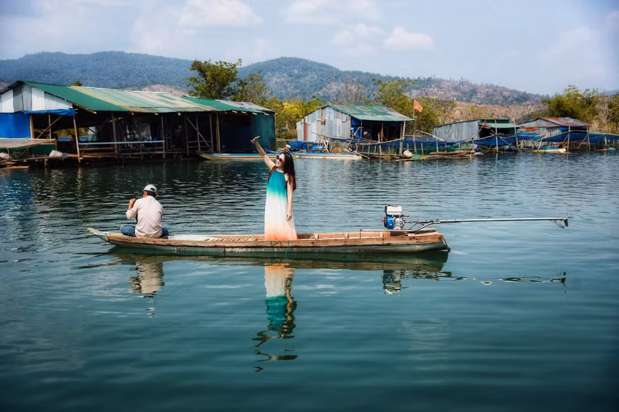 Những ngôi nhà nổi giữa lòng hồ khiến khách tham quan cứ ngỡ là đang ở miền Tây Nam Bộ. Ảnh: Trần Thụy Chiêu Ly