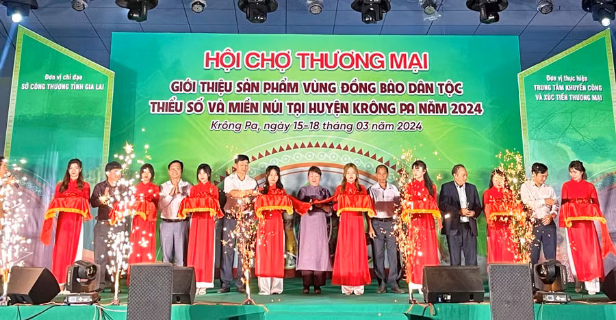 Các đại biểu cắt băng khai mạc Hội chợ. Ảnh: V.T Các đại biểu cắt băng khai mạc Hội chợ. Ảnh: V.T