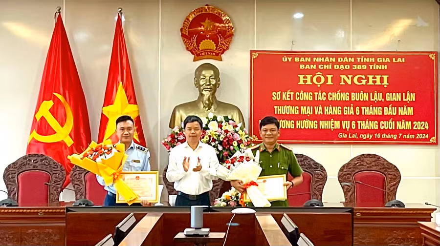 Phó Chủ tịch UBND tỉnh Nguyễn Hữu Quế-Trưởng Ban Chỉ đạo 389 tỉnh Gia Lai đã trao bằng khen của Trưởng Ban Chỉ đạo 389 Quốc gia cho 2 tập thể. Ảnh: V.T Phó Chủ tịch UBND tỉnh Nguyễn Hữu Quế-Trưởng Ban Chỉ đạo 389 tỉnh Gia Lai đã trao bằng khen của Trưởng Ban Chỉ đạo 389 Quốc gia cho 2 tập thể. Ảnh: V.T