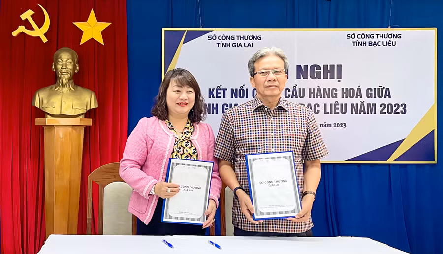 Lãnh đạo Sở Công thương tỉnh Gia Lai và Sở Công thương tỉnh Bạc Liêu ký kết Biên bản ghi nhớ hợp tác. Ảnh: V.T Lãnh đạo Sở Công thương tỉnh Gia Lai và Sở Công thương tỉnh Bạc Liêu ký kết Biên bản ghi nhớ hợp tác. Ảnh: V.T