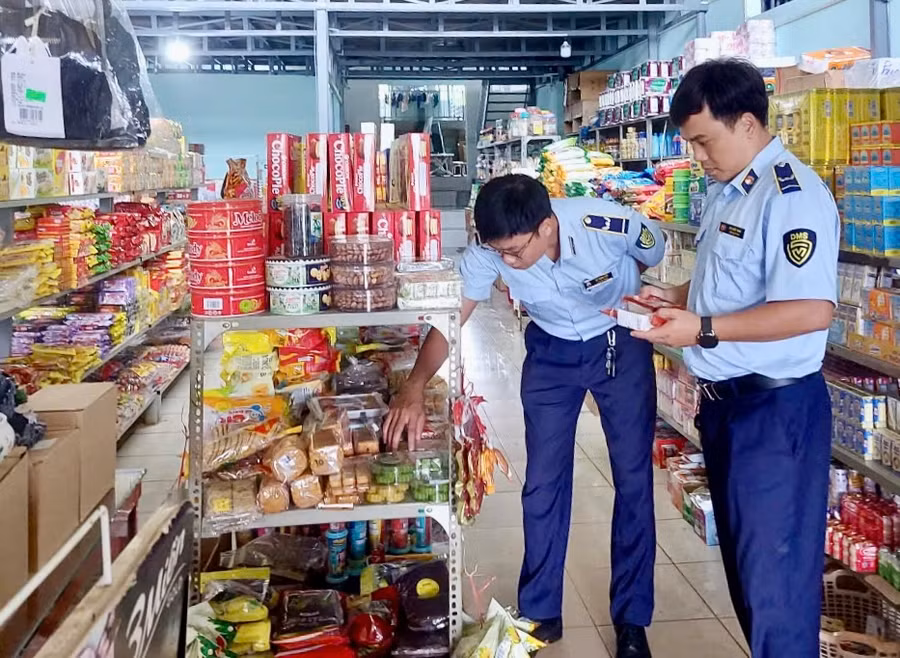 Lực lượng quản lý thị trường kiểm tra tại hộ kinh doanh Quang Thu (xã Ia Ga, huyện Chư Prông). Ảnh: ĐVCC