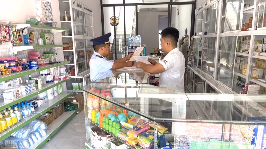 Lực lượng quản lý thị trường kiểm tra các cơ sở kinh doanh dược. Ảnh: ĐVCC