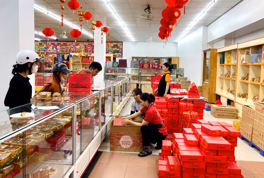Thị trường Trung thu vào mùa cao điểm. Ảnh: V.T Thị trường Trung thu vào mùa cao điểm. Ảnh: V.T