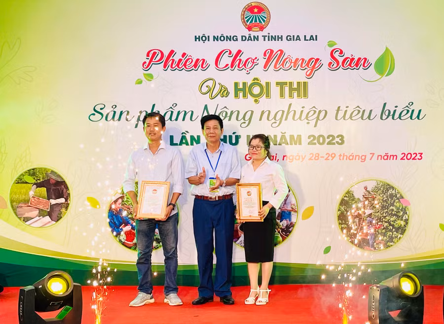 Ban tổ chức trao 2 giải nhất cho sản phẩm bưởi da xanh của hộ hội viên Lưu Thị Thu Hường (ở buôn Mlah, xã Phú Cần, huyện Krông Pa) và bộ sản phẩm Yến tinh chế Minh Huy của hộ hội viên Mạc Thị Cẩm Nhung (ở tổ dân phố 7, thị trấn Chư Sê, huyện Chư Sê). Ảnh: Vũ Thảo