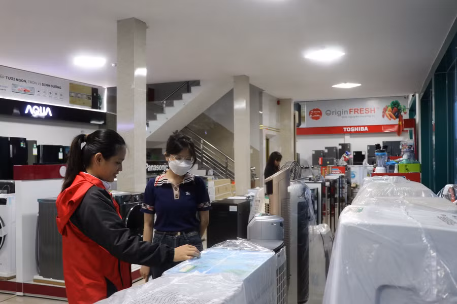 Các loại quạt mát giảm 30-50% thu hút người dân thị xã An Khê mua sắm dịp lễ 30-4 và 1-5. Ảnh: Ngọc Minh.