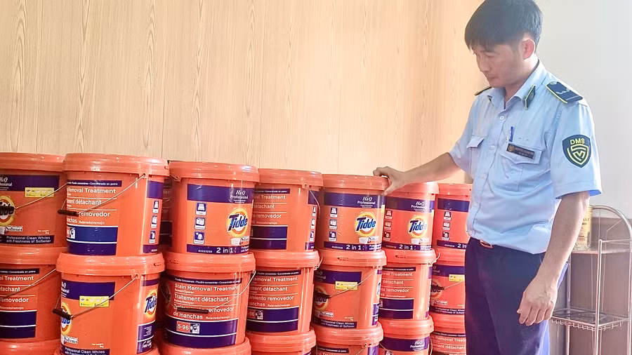 Kiểm đếm hàng hóa vi phạm. Ảnh: Cục Quản lý thị trường cung cấp. Kiểm đếm hàng hóa vi phạm. Ảnh: Cục Quản lý thị trường cung cấp.