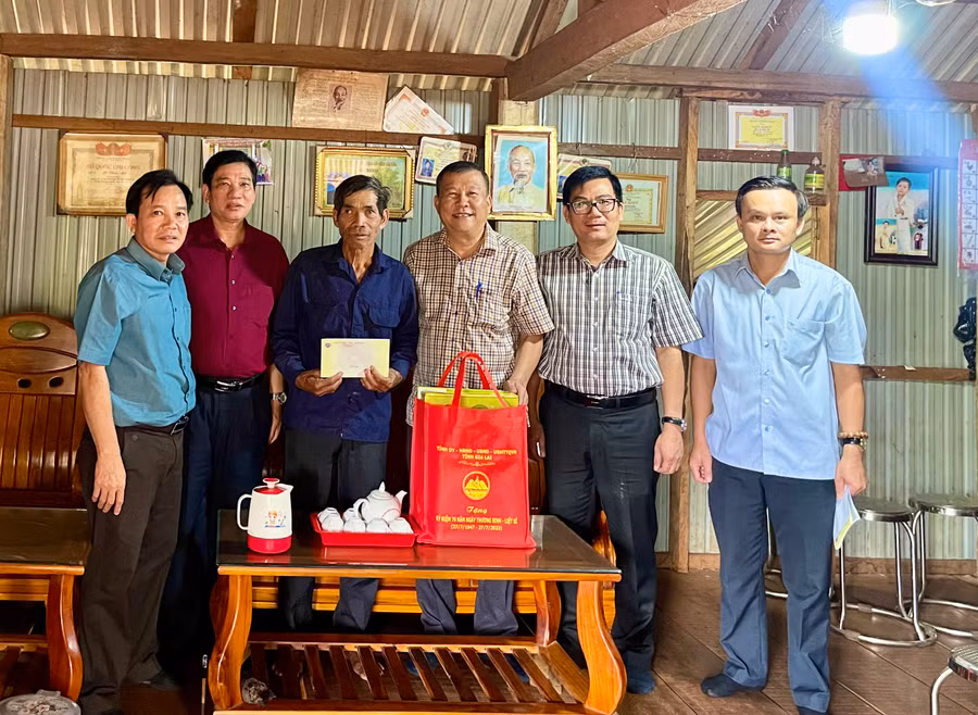 Đồng chí Thái Thanh Bình-Uỷ viên Ban Thường vụ Tỉnh ủy, Chủ nhiệm Uỷ ban kiểm tra Tỉnh ủy đã đến thăm và tặng quà cho gia đình ông Rơ Châm Thôh (làng Grút, xã Ia Khươl, huyện Chư Păh). Ảnh: V.T