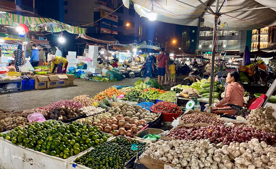 Chợ đêm là nơi tập trung buôn bán các mặt hàng nông sản của thành phố, là nơi cung cấp nông sản đi các huyện và các tỉnh lân cận. Ảnh: Vũ Thảo