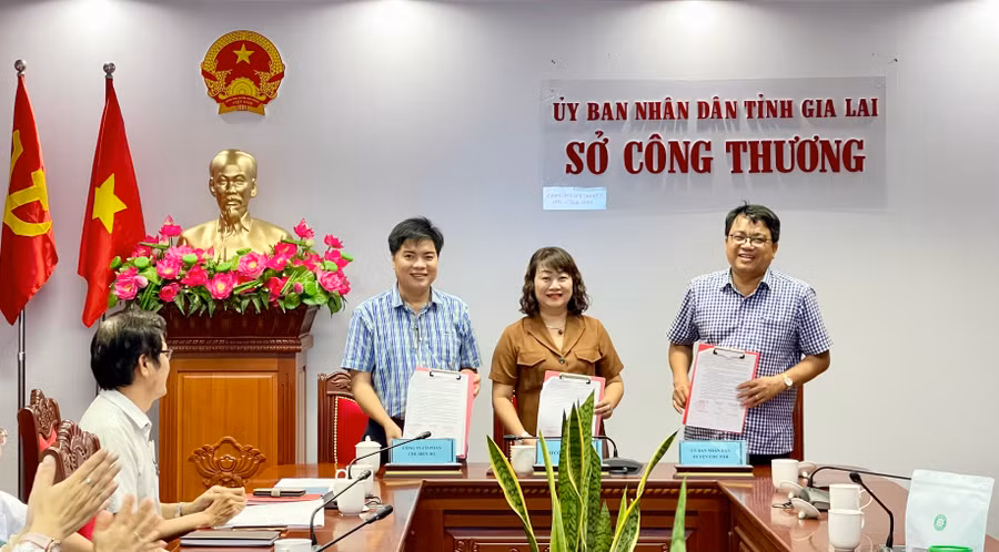 Lãnh đạo Sở Công thương, UBND huyện Chư Păh và Công ty cổ phần Chè Biển Hồ ký kết biên bản thỏa thuận hợp tác. Ảnh: V.T