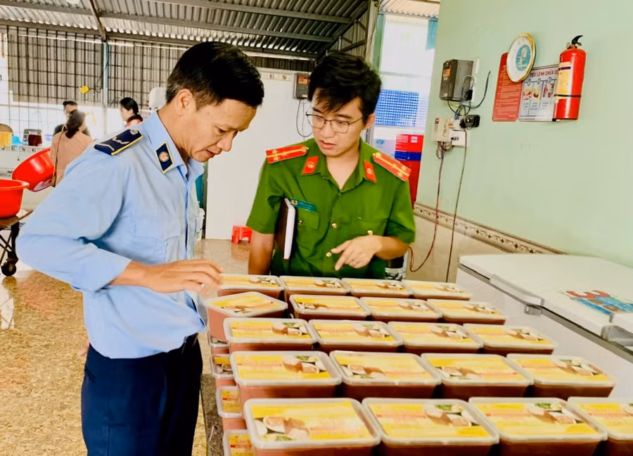 Ngoài việc chỉ đạo tăng cường kiểm tra thị trường Trung thu, các đội trực thuộc, đơn vị còn cử công chức Quản lý thị trường tham gia đoàn liên ngành của tỉnh. Ảnh: V.T