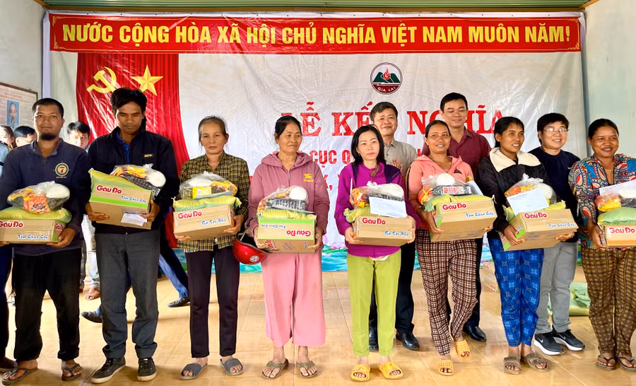 Trao quà cho các hộ nghèo, hộ cận nghèo của làng Chuk. Ảnh: V.T Trao quà cho các hộ nghèo, hộ cận nghèo của làng Chuk. Ảnh: V.T