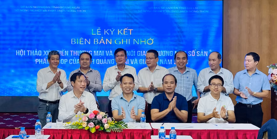 Các doanh nghiệp phân phối của Gia Lai và Quảng Ngãi ký kết biên bản ghi nhớ hợp tác. Ảnh: V.T