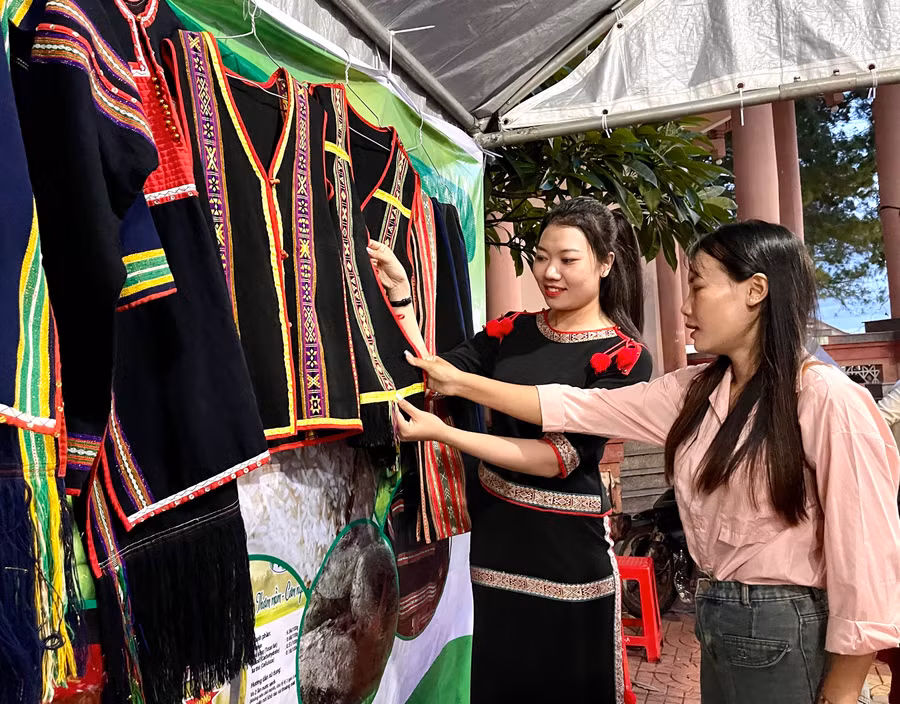 Thổ cẩm là một trong những mặt hàng đặc trưng của huyện Ia Pa tham gia tại phiên chợ. Ảnh: V.T
