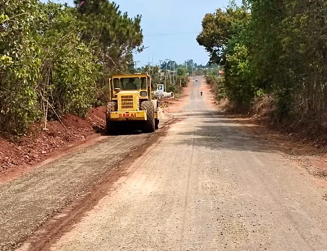 Nhà thầu đẩy nhanh tiến độ thi công dự án đường liên huyện Mang Yang-Ia Pa đoạn qua địa bàn xã Kon Thụp. Ảnh: Minh Phương