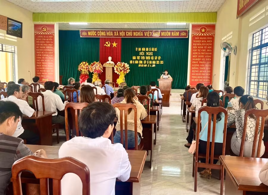 Ủy ban nhân dân xã Đăk Hlơ tổ chức tuyên truyền, quán triệt chủ trương về việc triển khai sắp xếp đơn vị hành chính cấp xã. Ảnh: Minh Phương Ủy ban nhân dân xã Đăk Hlơ tổ chức tuyên truyền, quán triệt chủ trương về việc triển khai sắp xếp đơn vị hành chính cấp xã. Ảnh: Minh Phương
