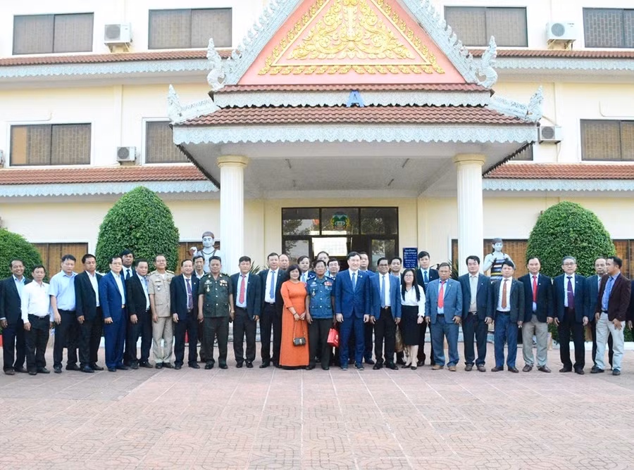 Đoàn cán bộ cấp cao tỉnh Gia Lai chụp hình lưu niệm với lãnh đạo chính quyền tỉnh Ratanakiri. Ảnh: Minh Nguyễn Đoàn cán bộ cấp cao tỉnh Gia Lai chụp hình lưu niệm với lãnh đạo chính quyền tỉnh Ratanakiri. Ảnh: Minh Nguyễn