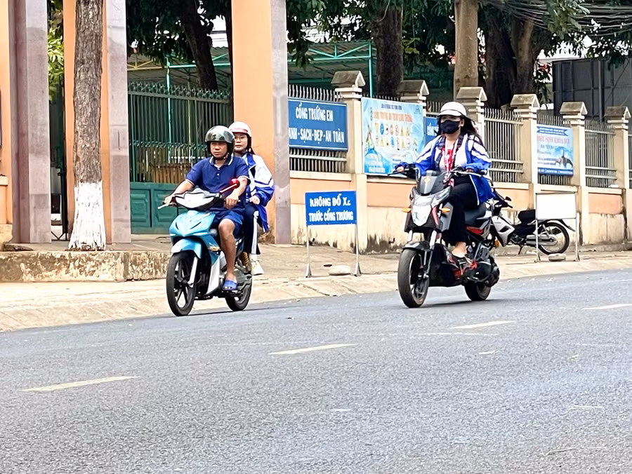 Theo Ban ATGT tỉnh, tình trạng học sinh chưa đủ 16 tuổi điều khiển xe máy điện tham gia giao thông diễn ra phổ biến, tiềm ẩn nhiều nguy cơ xảy ra tai nạn giao thông. Ảnh: Minh Phương