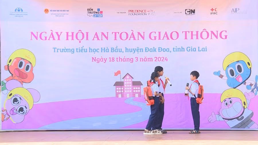 Tiểu phẩm “Bài học trên đường” do các em học sinh Trường Tiểu học Hà Bầu thể hiện nhằm truyền tải thông điệp về giao thông an toàn. Ảnh: Minh Phương