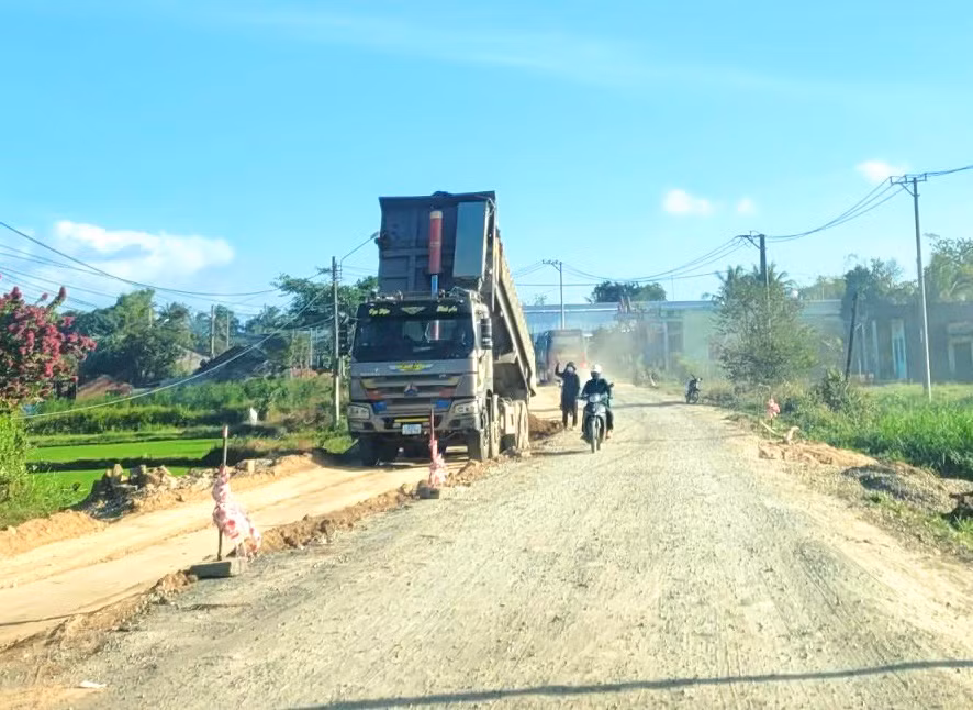 Mạng lưới giao thông phân bố hợp lý, tạo được sự liên kết về mặt địa lý giữa tỉnh với các huyện, giữa thành phố với các thị xã, thị trấn. Ảnh: Minh Phương