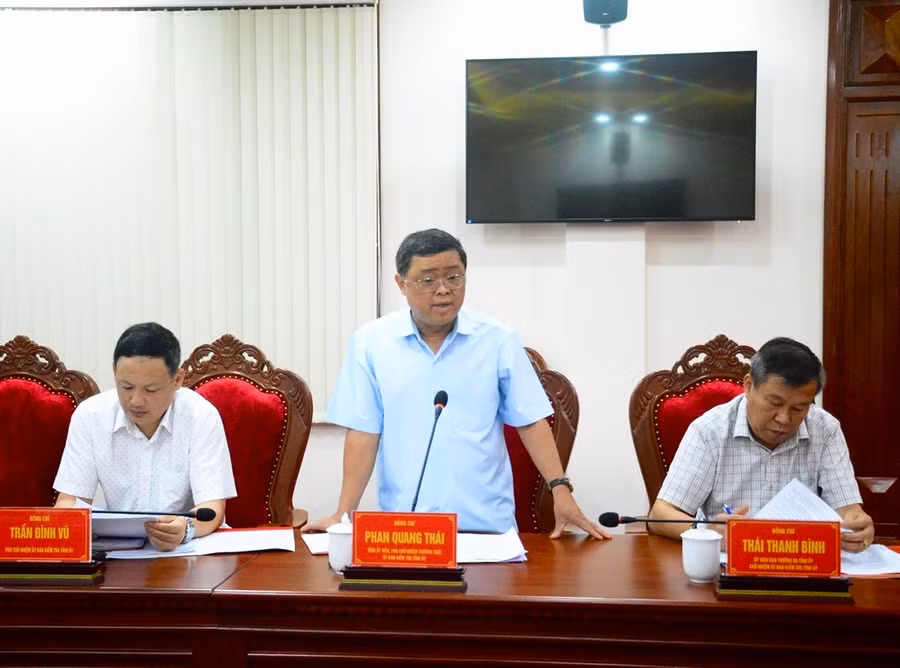Phó Chủ nhiệm Thường trực Ủy ban Kiểm tra Tỉnh ủy Phan Quang Thái báo cáo kết quả công tác kiểm tra, giám sát, kỷ luật của Đảng 6 tháng đầu năm và nhiệm vụ trọng tâm 6 tháng cuối năm 2024. Ảnh: Minh Phương