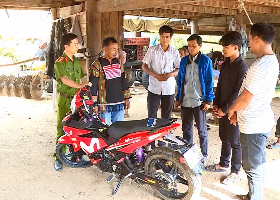 Lực lượng Công an xã thường xuyên phối hợp với người uy tín trên địa bàn tổ chức tuyên truyền, vận động thanh-thiếu niên chấp hành nghiêm Luật Giao thông đường bộ. Ảnh: Minh Phương Lực lượng Công an xã thường xuyên phối hợp với người uy tín trên địa bàn tổ chức tuyên truyền, vận động thanh-thiếu niên chấp hành nghiêm Luật Giao thông đường bộ. Ảnh: Minh Phương