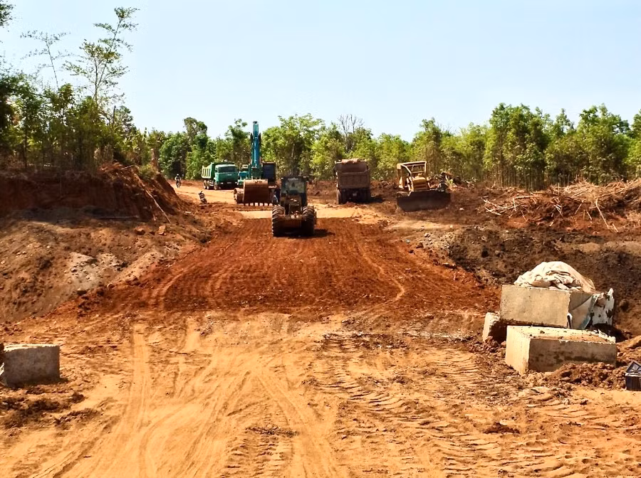 Các đơn vị thi công đẩy nhanh tiến độ đối với Dự án đường liên huyện Mang Yang-Ia Pa, đáp ứng với mong mỏi, kỳ vọng của người dân. Ảnh: Minh Phương