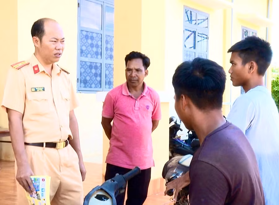 Lực lượng Cảnh sát giao thông phối hợp người uy tín tại thị trấn Nhơn Hòa tuyên truyền, giáo dục, nhắc nhở các thanh-thiếu niên thường xuyên có biểu hiện vi phạm các quy định về an toàn giao thông. Ảnh: Minh Phương