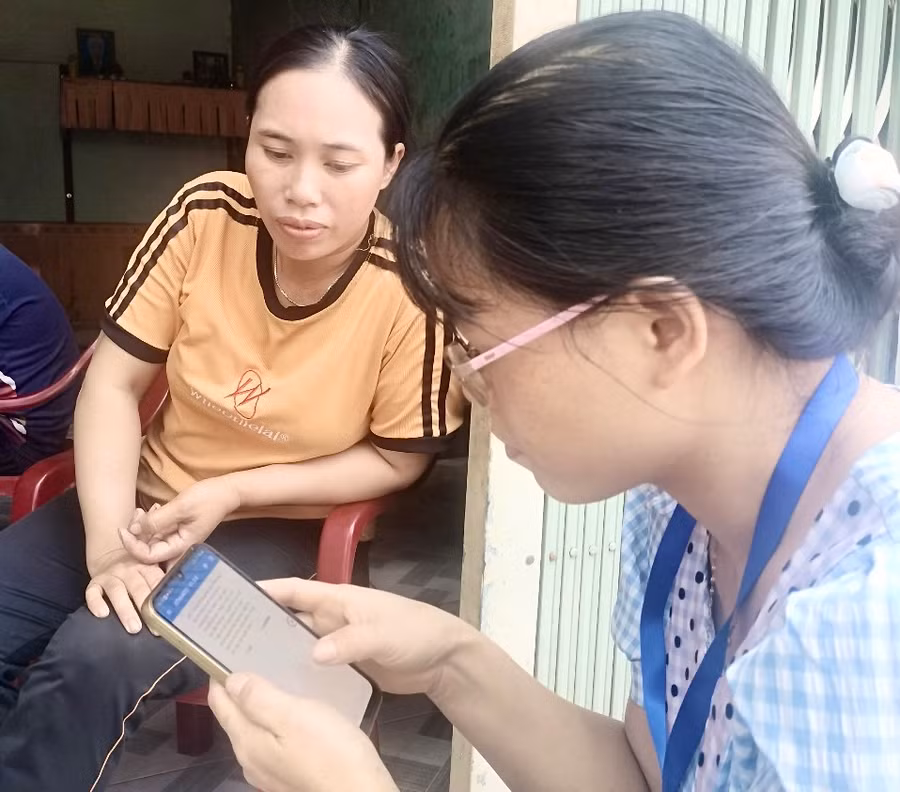 Điều tra viên Chi cục Thống kê huyện Chư Prông tiến hành thu thập thông tin tại hộ được chọn điều tra ở làng Phung (xã Ia Piơr). Ảnh: Minh Phương