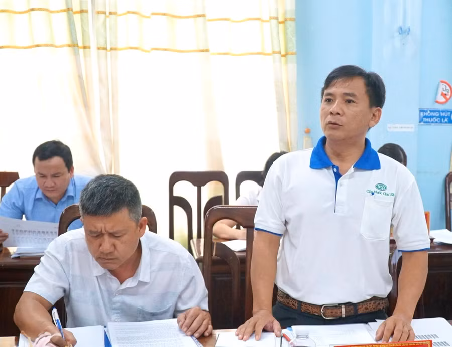 Ông Lê Vinh Thịnh-Tổng Giám đốc Công ty cổ phần Cấp nước Chư Sê cho biết hiện đang nợ tiền thuế, tiền điện, bảo hiểm xã hội... đề nghị tỉnh hỗ trợ doanh nghiệp vượt qua giai đoạn khó khăn. Ảnh: Minh Phương Ông Lê Vinh Thịnh-Tổng Giám đốc Công ty cổ phần Cấp nước Chư Sê cho biết hiện đang nợ tiền thuế, tiền điện, bảo hiểm xã hội... đề nghị tỉnh hỗ trợ doanh nghiệp vượt qua giai đoạn khó khăn. Ảnh: Minh Phương
