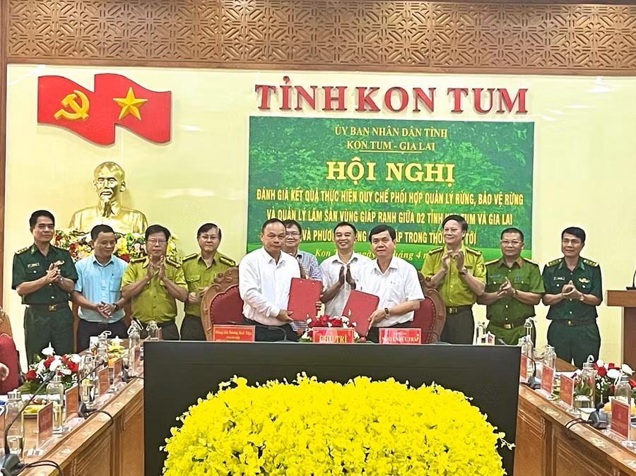 Đại diện lãnh đạo UBND tỉnh Kon Tum và Gia Lai cùng các sở ngành liên quan tổ chức ký kết quy chế phối hợp quản lý, bảo vệ rừng vùng giáp ranh giữa 2 tỉnh trong giai đoạn tiếp theo. Ảnh: Minh Phương