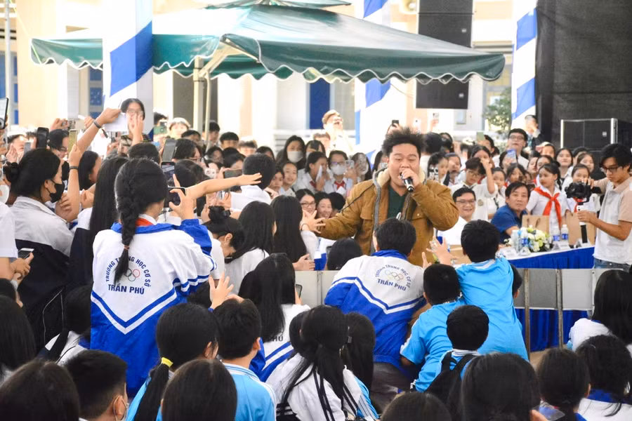 Phần tham gia biểu diễn của Rapper Yuno Bigboi khiến bầu không khí tại cuộc thi càng trở nên sôi động hơn. Ảnh: Minh Phương Phần tham gia biểu diễn của Rapper Yuno Bigboi khiến bầu không khí tại cuộc thi càng trở nên sôi động hơn. Ảnh: Minh Phương