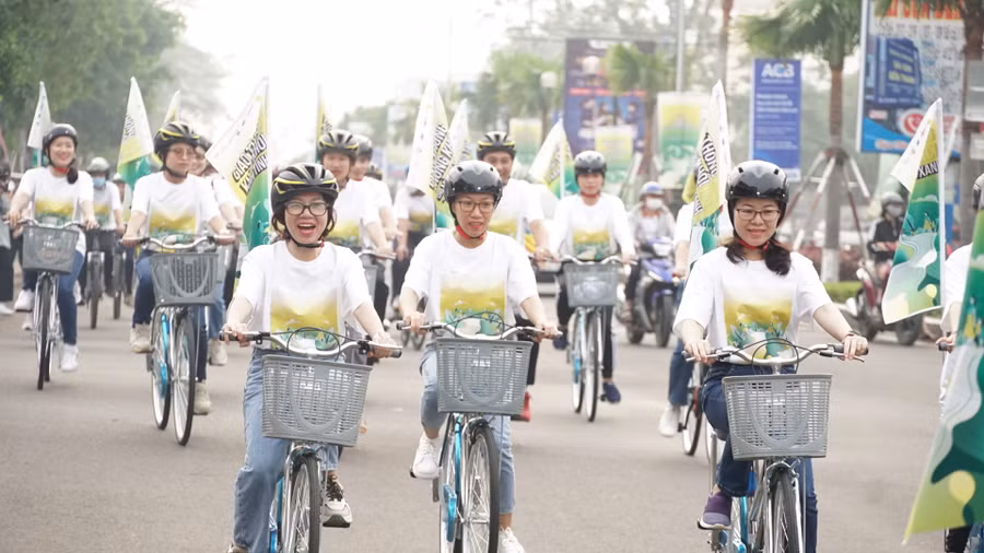 Hưởng ứng Tuần lễ ATGT đường bộ toàn cầu lần thứ 7, Ban ATGT tỉnh tổ chức các hoạt động cải thiện giao thông xanh, bền vững thông qua việc tham gia giao thông xanh-sạch-an toàn. Ảnh: Minh Phương