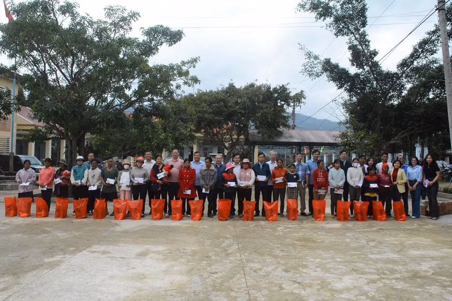 Đại diện lãnh đạo Ủy ban Kiểm tra Tỉnh ủy và các đơn vị, doanh nghiệp tặng các suất quà Tết cho người dân vùng khó xã Đak Pling, huyện Kông Chro. Ảnh: Minh Phương
