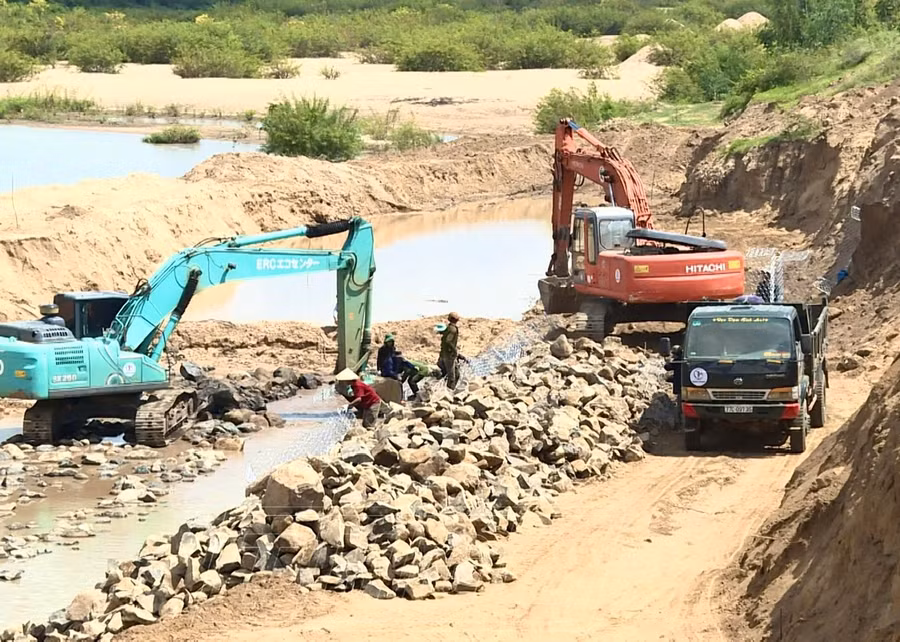 Dự án Kè chống sạt lở bờ sông, suối khu vực trạm bơm điện Chư Răng 2, khu vực thôn Quý Đức, khu vực cầu Ia Kdăm (huyện Ia Pa) đang được các đơn vị thi công đẩy nhanh tiến độ thực hiện. Ảnh: Minh Phương