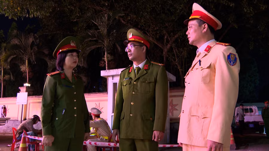 Trung tá Ksor H'Bơ Khắp-Phó Giám đốc Công an tỉnh Gia Lai kiểm tra, chúc Tết cán bộ và chiến sĩ lực lượng Công an tỉnh được phân công thực hiện nhiệm vụ bảo bảo an toàn giao thông trong Tết Nguyên đán Giáp Thìn 2024. Ảnh: T.D